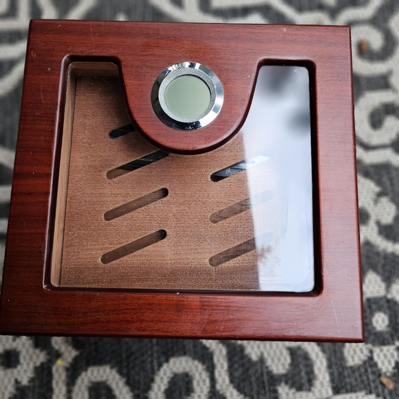 Cigar Humidor - Picture 3 of 8